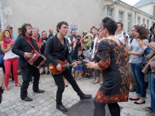 Féloche dans la rue avec son public.